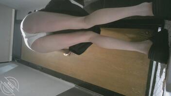 厕拍美腿蜜桃臀美女转载1