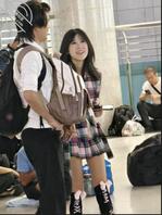 情侣在高铁站露出震惊路人 火辣女友穿另类超短裙露出丰满半球引路人侧目2