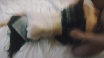 妻子和两个单男轮流内射，还怕冷落了老公