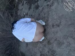 尿急撒尿 正好野外露出给你们看看0