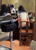 刚加上半小时的骚货，就忍不住脱衣服诱惑了。2