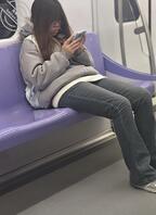 南京地铁偶遇眼镜学生妹