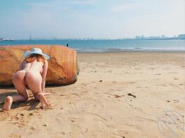 就喜欢把逼露出来---身材很棒的美女，海边赶海人前露出，人前，人前