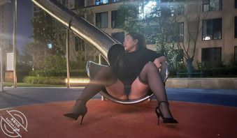 小区野生少妇露出 屁股够大