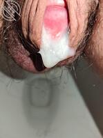 老婆被主人爆操，而绿帽锁奴老公只能坐在马桶上摸他那没用的鸡巴还能流出精液1