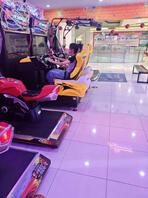 电玩城偷拍小妹妹露内裤0