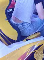 电玩城偷拍小妹妹露内裤1