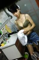 偷拍姐姐进洗手间洗澡脱衣服0