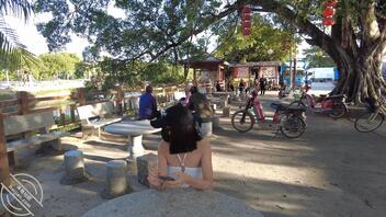 【露出专题】骚逼穿着清凉情趣内衣，大白天公然问路1