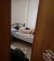 趁着骚妈睡觉偷拍，分享给大家