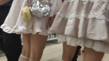 抄底美少女，裙下风光最刺激了0