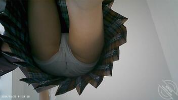 抄底偷拍妹子，纯白内0