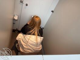 厕拍臭坦克逼 一看就水多1