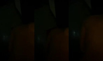 做到一半开门到走廊和女友做