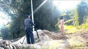 【露出专题】骚逼全裸在村子里溜达，给村里留守老人送福利2