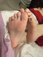 记录媳妇第一次足交，评论区看看你们媳妇的脚丫！1