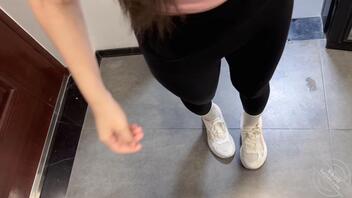 小朱老师穿瑜伽服被我狂操的淫水连连，老公问她最近逼怎么有点松2