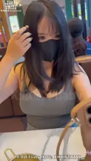 吃个饭非要臭美拍朋友圈，你也不知道你拍朋友圈戴个口罩干嘛，再说了，说不定还朋友圈的看过你的片子