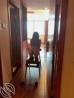 就喜欢把逼露出来---酒店走廊全裸蒙眼行走，这要是背后出现人，插进去..2