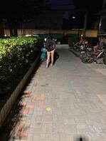 骚逼母狗之中元节夜晚小区内漏出1