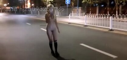 调教极品淫荡母狗广州公开露出。