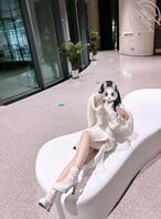 原创抄底 抄底白色旗袍大长腿