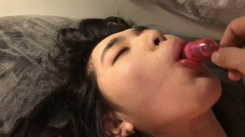 高颜值欲女，漂亮肥臀太美了，水多多，被老司机男友猛扣G点到潮喷欲仙欲