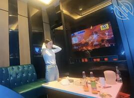 老婆昨晚陪领导唱歌，唱着唱着就被草了，回家了，领导发她被草的视频，我继续1