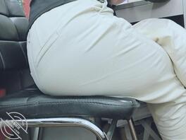偷拍骚比女同事巨大的骚屁股