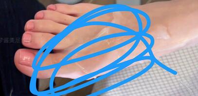 出售一部缺系资源，超嫩学生妹足，最后满满射了一脚