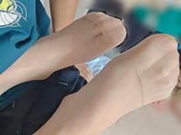 接上贴 趁女友不知道的情况下给兄弟们拍的，这丝袜脚兄弟们给你们准备怎么玩2