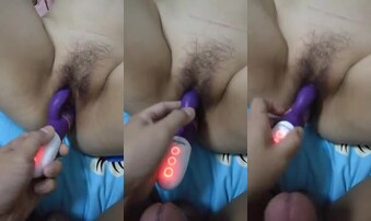 舔完老婆的阴唇，用自慰棒插入。