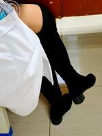 偷拍骚骚的肉丝长筒靴1