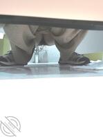 原创厕拍露脸，美丽的小姐姐没想到逼毛这么长！反差的感觉！