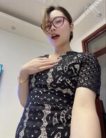 妈妈经常在朋友圈发一些看起来正常，但我觉得擦边的话