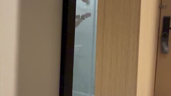 酒店冒险偷拍骚逼洗澡。奶子真大，逼毛也茂盛。大家有喜欢的一块讨论讨论。