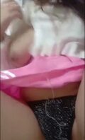 骚姐姐用黄瓜自慰 逼都要捅肿了