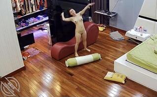 母狗每天在家不穿裤子等着老公回家草逼1