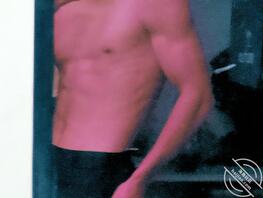 来看看弟弟的大鸡巴和完美身材吧1