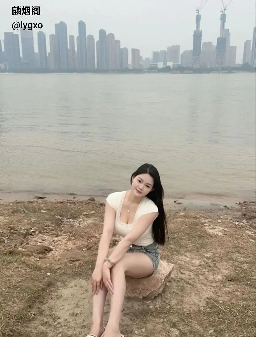 极品反差母狗金牌销售美女 余丽娇 30岁 为了销售业务多点提成 瞒着男友和客人多人运动群p