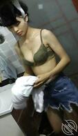 苗条女邻居脱光光洗澡被拍下0