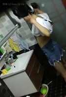 苗条女邻居脱光光洗澡被拍下
