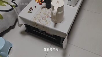 原创17.与侄女过年在客厅大战，她爸在卧室睡觉