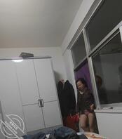 和熟女骚妈一起睡觉，五十多岁人还穿粉色裤衩2