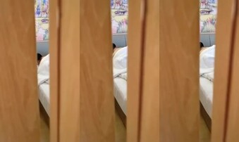 绿奴从门缝里看我艹他老婆