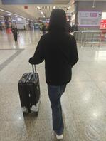 和19岁处女女大出去旅游，见面了1