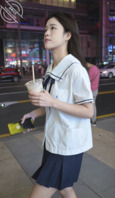 街头偷拍小妹裙底风光1
