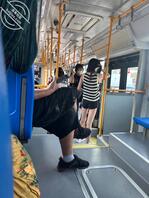 公交车上的学生妹，身材特别棒，就是年龄太小了1