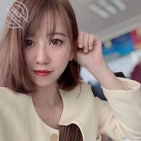 昆明真实露脸偷拍离异骚货女同事李梦雯极品牛仔裤身材，有想一起干母狗的没？