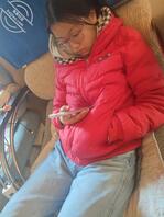 抚摸堂妹的大腿，并拍下照片和视频。（四）0